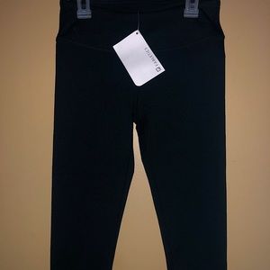 New! Fabletics Athletic Capris size XS (4)